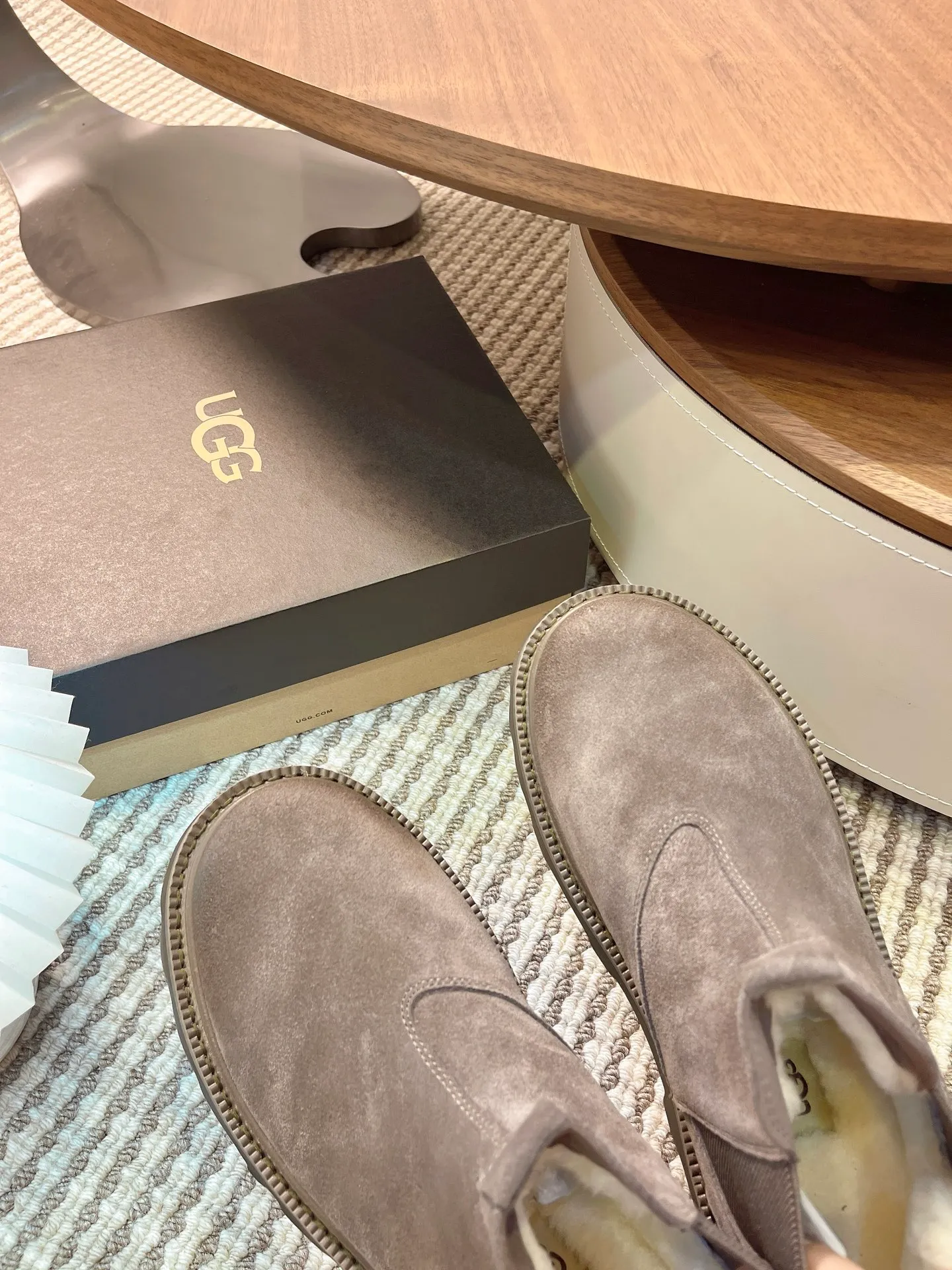 【UGG】 P: 600💰 Size: 40 to 44 (45 custom-made) 2025 new style 𝑼𝑮𝑮•Men's ◾️. Winter snow boots and fur shoes. The matching coefficient is also 100%. 💥Good-looking✨Fully fashionable and stylish when worn. 📈 Lager casual boots, lace-up style. The heels are decorated with hot embossed brand logos. Item No.: 1171113 Upper: high-quality cow suede Lining: sheepskin imported from Australia 🐑The inner lining is made of Australian lamb wool Outsole: EVA non-slip outsole.